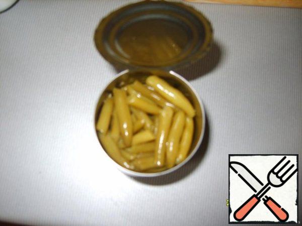 Drain the juice from a can of canned beans.
