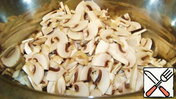 So, wash the mushrooms and cut them into thin slices into quarters of a circle.
