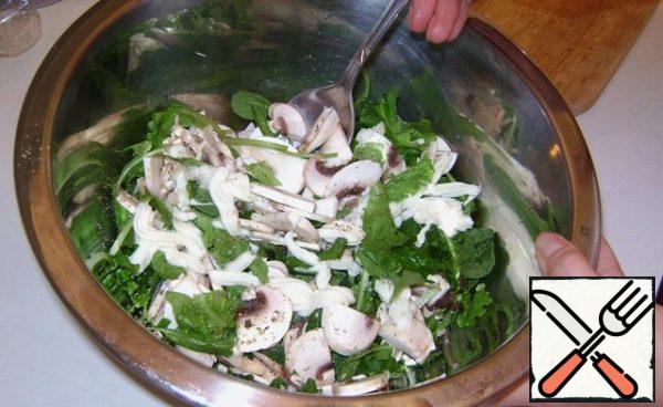 Tear the arugula, add it to the mushrooms.
Pour lemon juice, sprinkle with salad dressing and black pepper, crushed in a mini-mill. We fill it with mayonnaise, but not thickly. Without salt.
