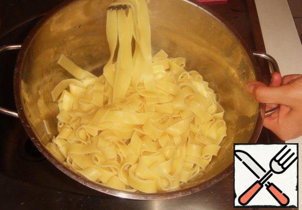As soon as fettuccine ready, discard them in a colander and for a few seconds give the water to drain...