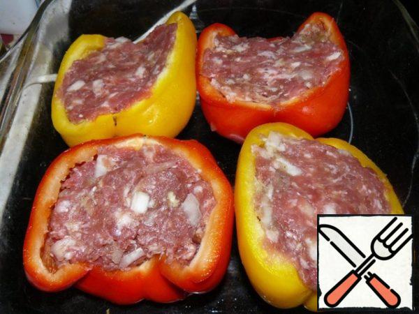 Fill the pepper halves with minced meat, cooked as usual.
