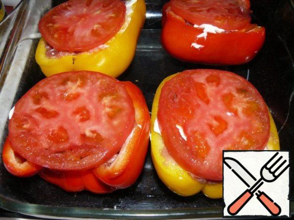 Cut the tomato into slices and put a tomato circle on each pepper on top of the minced meat.
