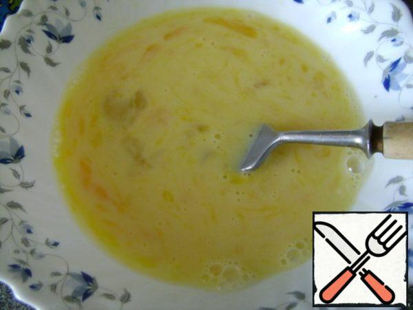 Make an omelet from 2 eggs, milk and a pinch of salt. Remove from the mold, cool.
