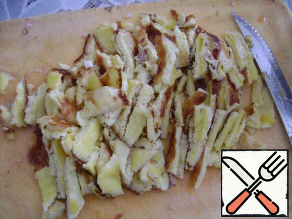 Cut the omelet into strips.
