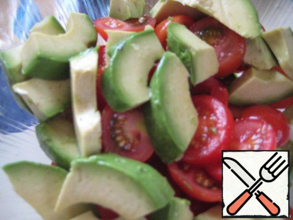 Wash and peel vegetables;
tomatoes cut into slices;
cut the avocado into slices.