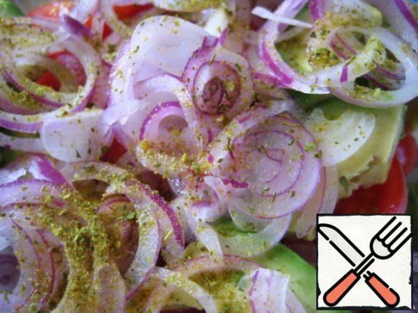 Put the vegetables in a salad bowl;
add thinly sliced onion rings and sprinkle with lemon juice.