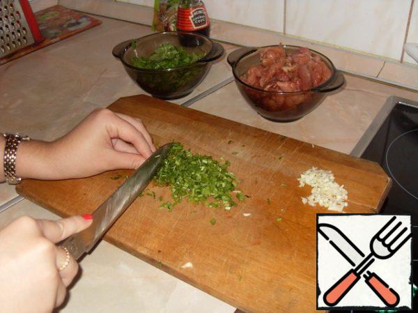 Next, clean the garlic and ginger, chop them finely into mush. Finely cut the stems of cilantro, and the leaves can be torn with your hands.