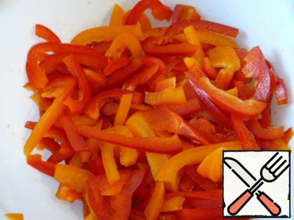 Pepper into strips.