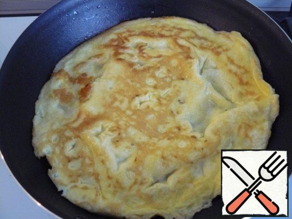 Eggs are fried like pancakes - I get 2 pancakes from 3 eggs so that the thickness is optimal. And also cut into strips.
