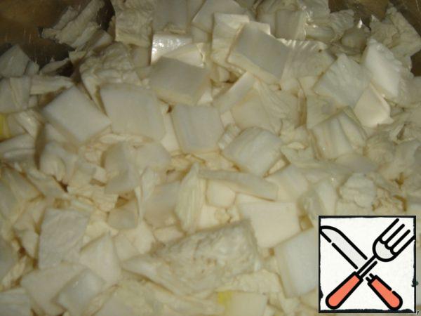 Cut the cabbage into small cubes.
