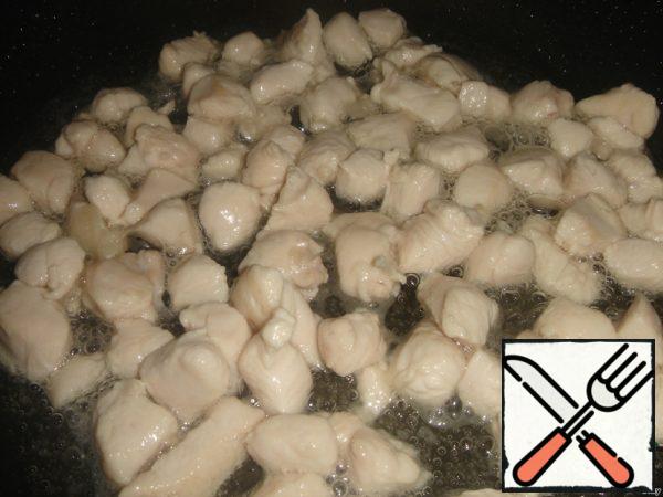 Heat the vegetable oil in a frying pan and fry the chicken pieces over high heat for a few minutes.
