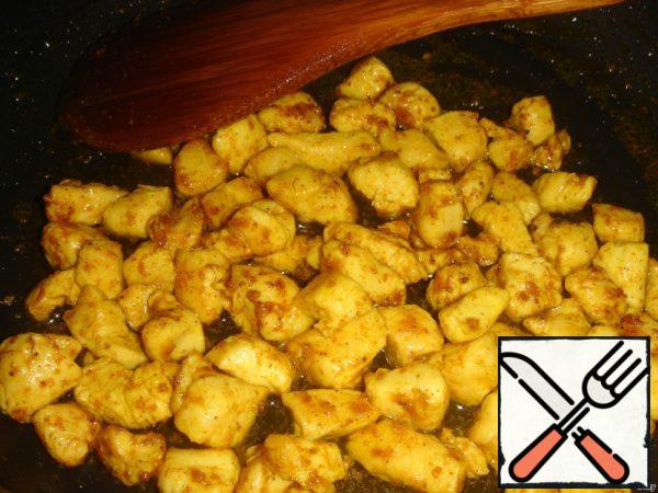 When the pieces of chicken begin to bloom, salt, pepper, add curry and mix well. When the chicken is ready, add wine vinegar and mix. Then remove from heat and cool.