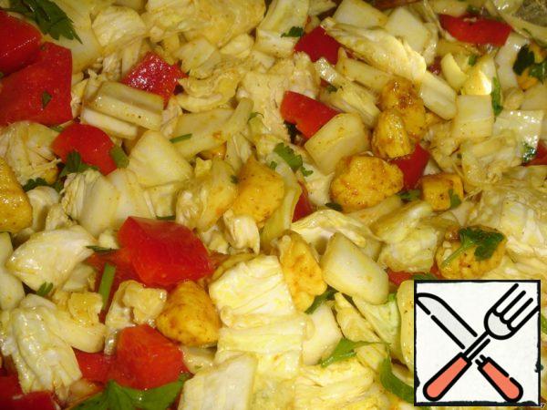 Cabbage and pepper mix, add the chopped parsley and chicken pieces together with the liquid formed during the frying process. Mix well. It is desirable to give the salad to stand for at least 20 minutes.