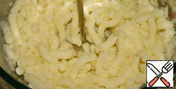 Boil the potatoes, drain the liquid, make mashed potatoes.
