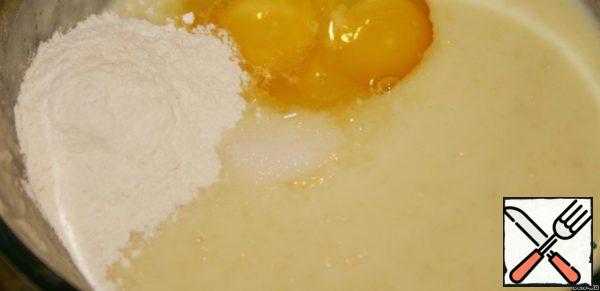 Mix mashed potatoes with milk, and then with eggs, flour and salt.
