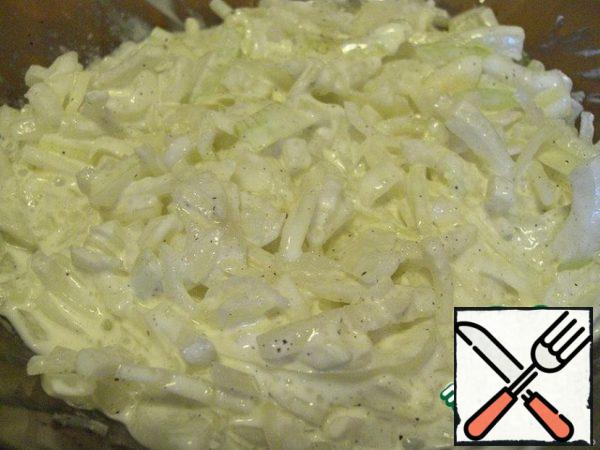 Transfer the well-squeezed onion to a bowl, salt, pepper, add sour cream, mix.
