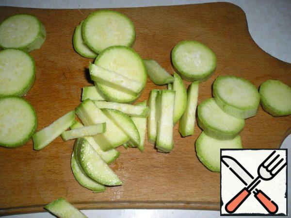 Cut the young zucchini into circles, then-stripes, a little salt. Fry in vegetable oil.