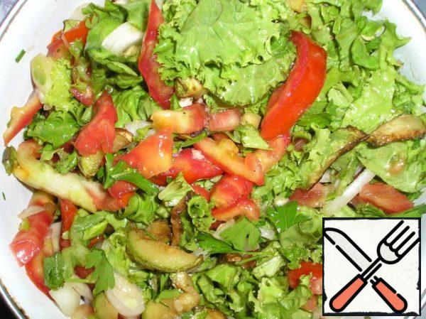 Chop the greens. Mix it. If necessary, add vegetable oil and mix. You can also add roasted sesame seeds.
