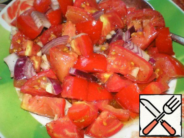 Cut tomatoes into cubes, finely chop garlic, cut onion into half rings, mix everything, pepper, salt and season with vegetable oil.