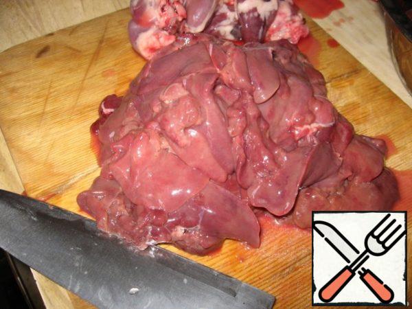 Prepare the chicken liver (wash, remove all the films, cut in half).
