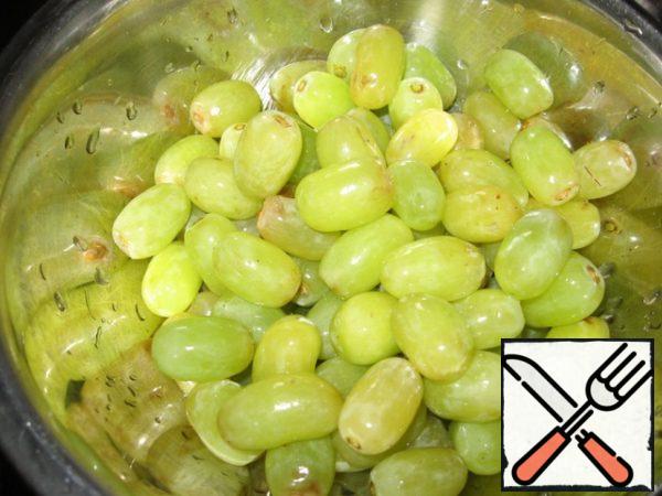 Peel the grapes from the twigs, rinse, dry.
