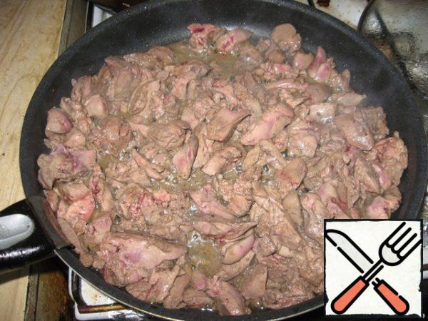 Heat a frying pan, fry the liver in grape oil, season with salt and pepper.
