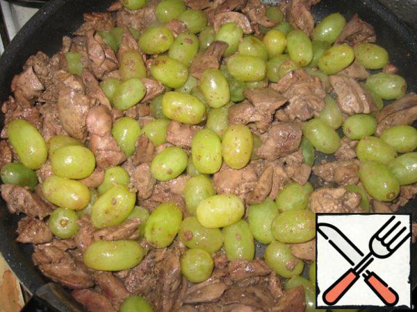 Add the grapes, stir and close the lid. Fry until the grapes give juice.
