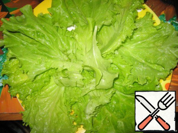 Place the lettuce leaves on a serving plate.
