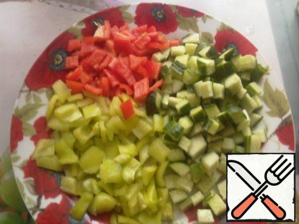 Cut the vegetables into cubes.
