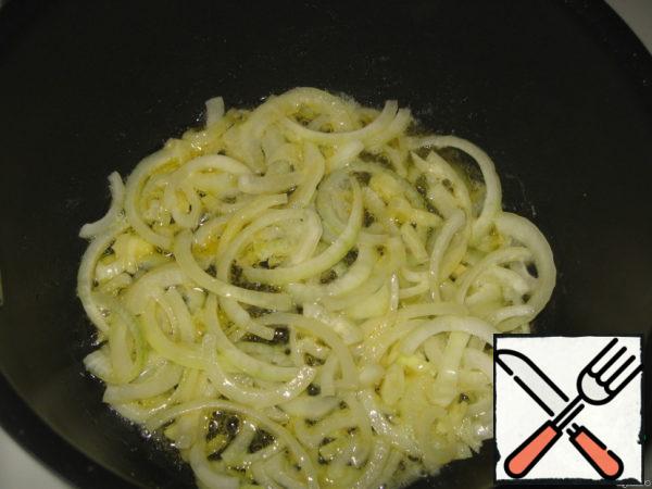 Fry onions in butter until tender. If desired, you can add carrots, grated on a coarse grater.