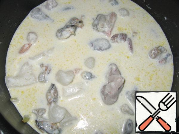 Wait until the cream boils and add a sea cocktail (not defrosted).
After the cream boils again, cook for another 5 minutes and turn off the heat. 3 minutes before cooking, put the finely chopped greens. This is what I do in winter with purchased or frozen, and in summer I prefer to sprinkle fresh chopped herbs on a ready-made dish.