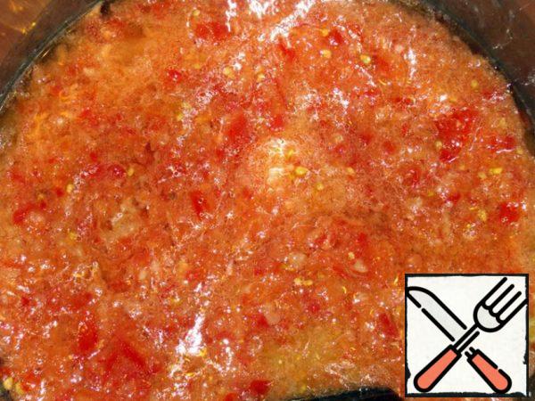 Fry the garlic and tomatoes.