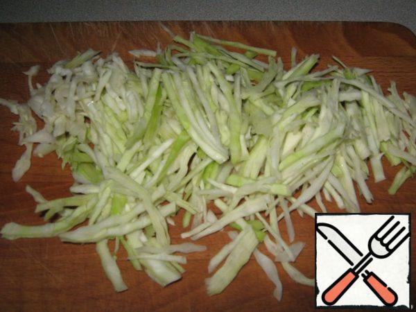 Cut the white cabbage into strips.
