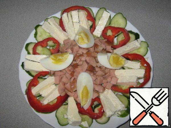 Cut the hard-boiled egg lengthwise into 4 parts and lay out a slide.
There is no need to salt - cheese and salted cabbage are in the salad.
If desired, sprinkle with sunflower oil and apple cider vinegar.
