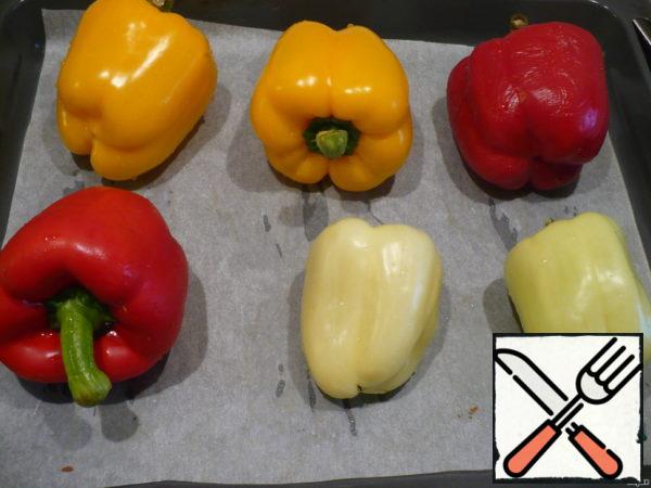 Wash the pepper and put it on a baking sheet. We send it to the preheated oven. Bake until browned. It is advisable to turn it over a couple of times so that it is browned from all sides.
