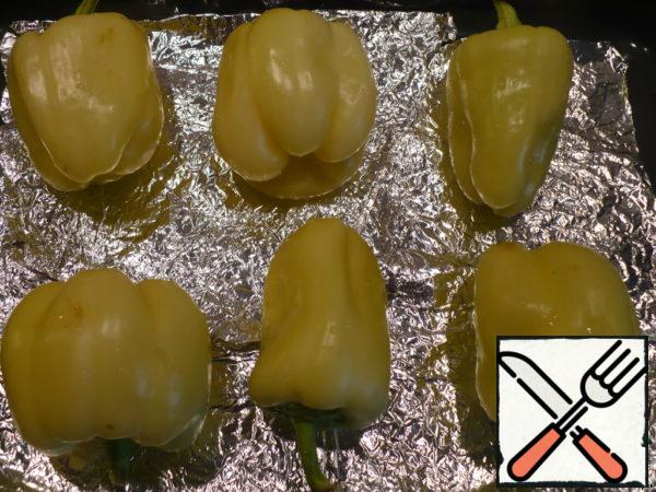 Pepper for this dish is better to take small green. It is not so fleshy and large, it is easier to stuff it later, and it is three times cheaper, which is important.
