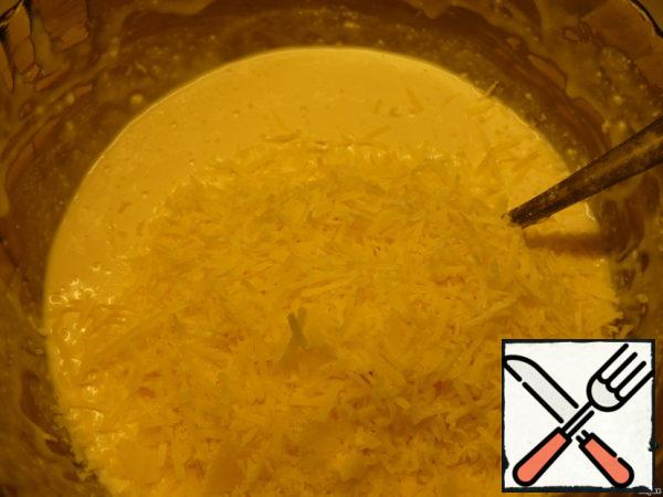 I overdid it with eggs, one would be enough, as a result, the filling turned out to be too liquid. I had to save the day and grate some cheese. In the ingredients of this incident, I did not specify - there is one egg without cheese. The filling should be thick enough to make it easier to brew stuffed peppers later.
