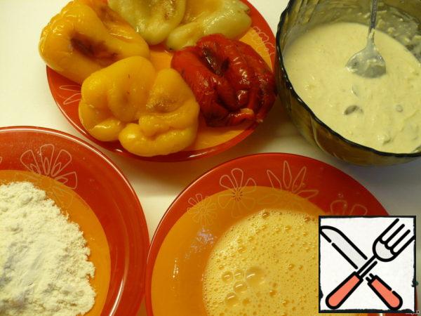 When the peppers cool down a little (but not completely), peel them off - without fanaticism! The peduncle with seeds is removed. Remove the skin where it easily lags behind, otherwise the pepper may break. Prepare two more plates - with flour and beaten egg.
