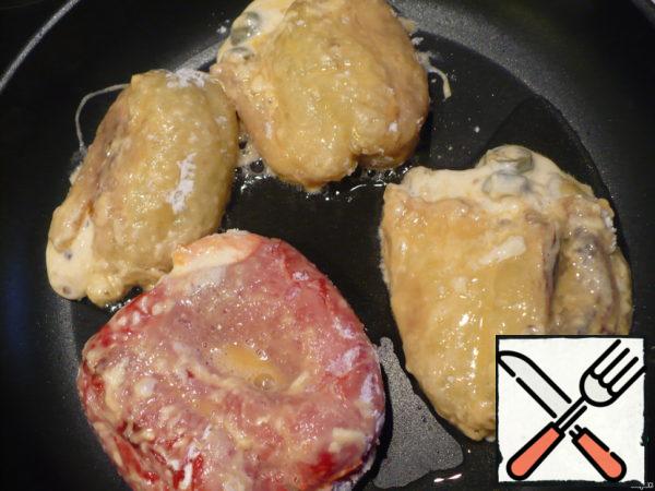 Put the frying pan on the fire, pour vegetable oil and proceed to the most crucial moment - put the filling inside the pepper, then roll in flour (breadcrumbs), and then in the egg. And a frying pan.
