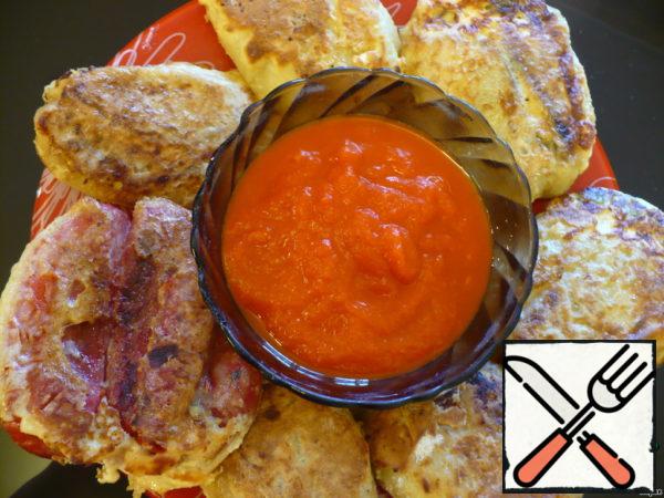 One of my red peppers was wilted after baking and fell apart. Keep this in mind when choosing pepper. I crushed it in a blender with garlic, added salt, basil, black and red pepper. The result is a great hot sauce! It is delicious both hot and cold. In my opinion, now is the time for this dish!
