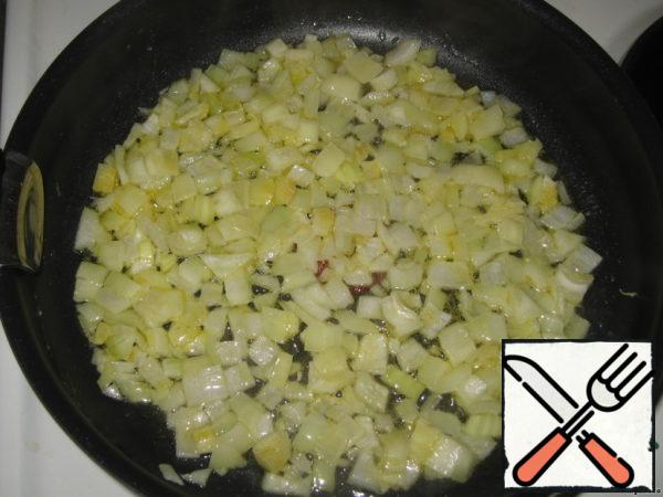 Peel the onion, cut into cubes and fry in vegetable oil until golden brown, about 5 minutes.
