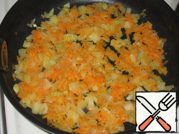 Add the carrots grated on a coarse grater and fry for another 5 minutes.
