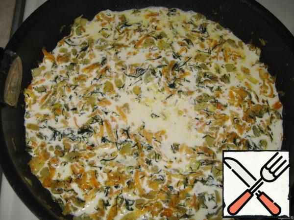 Pour in the cream. Wait until they boil and add a sea cocktail.
Simmer for another 5 minutes after boiling.