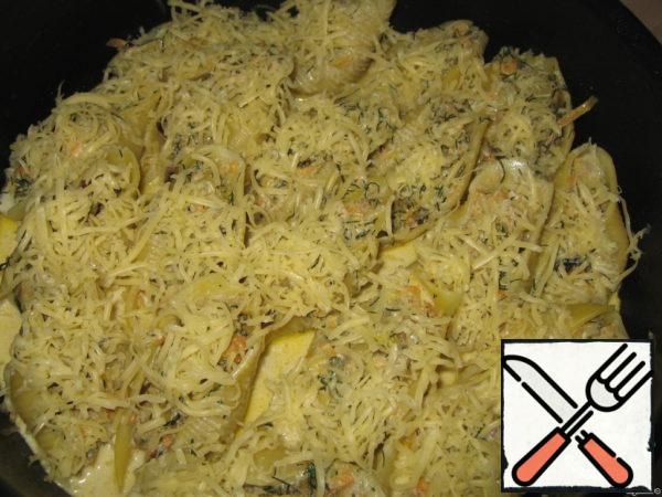 Grate the cheese on a fine grater and sprinkle with cannelloni. We send everything to the preheated oven for 10 minutes.
Enjoy your meal!