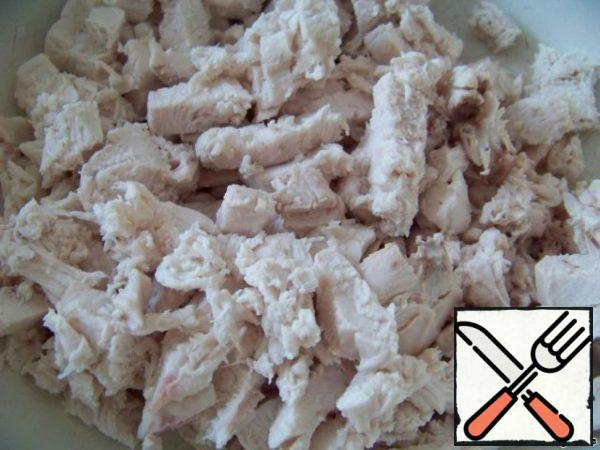 Cut the chicken fillet into cubes.
