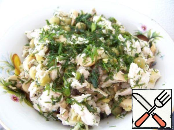Chop the dill, mix everything together.
For the sauce, mix olive oil and soy sauce, add a little salt to taste. We fill the salad.