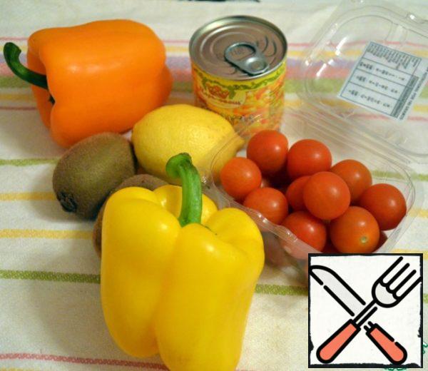Peel kiwi, cut into thin half rings.
Wash the sweet pepper, remove the insides and tails, cut into strips.
Wash cherry tomatoes, cut into halves.
Cut the cheese into small cubes (1x1 cm).
