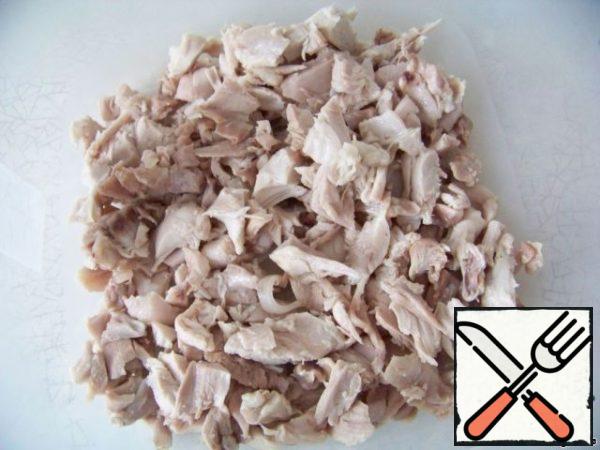 Cut the chicken into small pieces.
