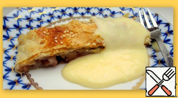 And here I use the still hot pudding as a sauce for baked puff pastry (plum and Apple strudel).Make sure that the milk is not burnt!Try to carefully separate the yolks from the proteins, otherwise the remnants of the protein will brew flakes!!!