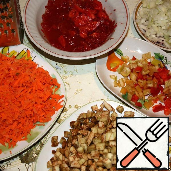 Grind our vegetables: carrots three on a coarse grater, eggplant, bell pepper-into small cubes, onions and tomatoes-arbitrarily, hot pepper-into small pieces.